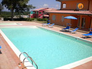 Vakantiecomplex met zwembad bij zee Scarlino Marina Toscane