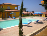 Vakantiecomplex met zwembad bij zee Scarlino Marina Toscane